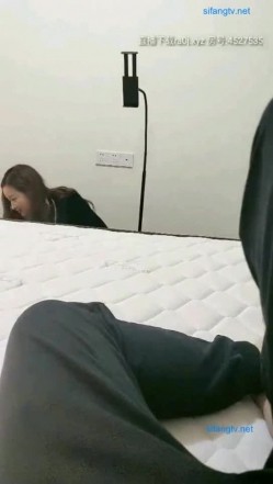 新晋极品美女微笑女孩『教科书式直播』穿制服套裙和男友啪啪做爱 落地窗前抽插猛操 连操两炮 口爆吞精 截图6