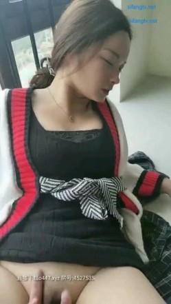 新晋极品美女微笑女孩『教科书式直播』穿制服套裙和男友啪啪做爱 落地窗前抽插猛操 连操两炮 口爆吞精 截图15