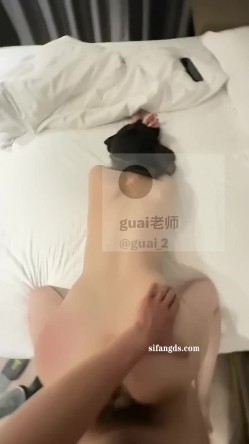 顶级身材高挑大长腿淫荡小姐姐『guai老师』被土豪老板各种蹂躏爆操，肏肿小穴颜射小嘴，被操爽了白浆直流 截图1