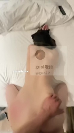 顶级身材高挑大长腿淫荡小姐姐『guai老师』被土豪老板各种蹂躏爆操，肏肿小穴颜射小嘴，被操爽了白浆直流 截图2