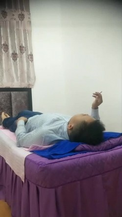 老哥找了个长发女技师按摩啪啪 按摩完按摩床上大力猛操抽插非常诱人 截图1
