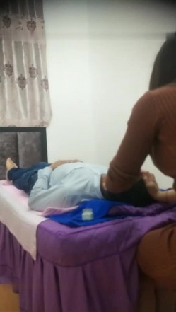 老哥找了个长发女技师按摩啪啪 按摩完按摩床上大力猛操抽插非常诱人 截图2