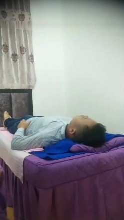 老哥找了个长发女技师按摩啪啪 按摩完按摩床上大力猛操抽插非常诱人 截图3