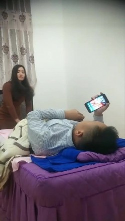 老哥找了个长发女技师按摩啪啪 按摩完按摩床上大力猛操抽插非常诱人 截图7