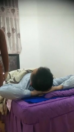 老哥找了个长发女技师按摩啪啪 按摩完按摩床上大力猛操抽插非常诱人 截图8
