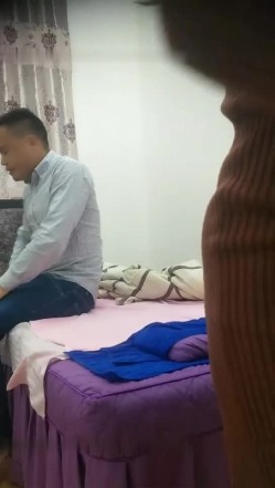 老哥找了个长发女技师按摩啪啪 按摩完按摩床上大力猛操抽插非常诱人 截图9