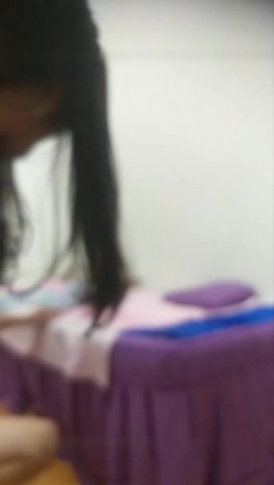 老哥找了个长发女技师按摩啪啪 按摩完按摩床上大力猛操抽插非常诱人 截图15