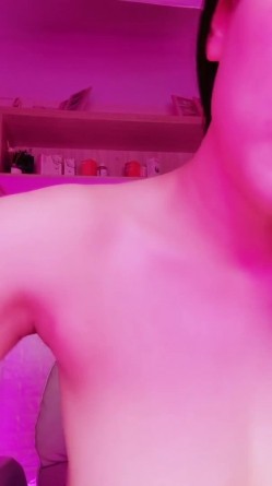 ️丰乳肥臀炸裂身材，妖艳肉感网红【喷水皇后】各种丝袜自慰，淫语深喉玩的很开，掰逼喷水 截图7