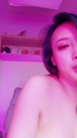 ️丰乳肥臀炸裂身材，妖艳肉感网红【喷水皇后】各种丝袜自慰，淫语深喉玩的很开，掰逼喷水 截图16