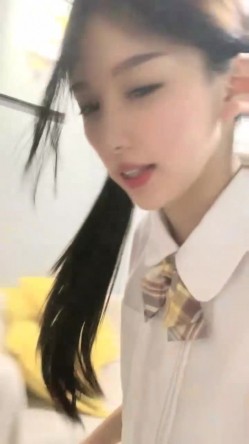 顶级尤物美少女！双马尾JK装！活力十足超甜美，肥唇小穴瓶子自慰，洞口磨蹭一下插入，堪称极品 截图3