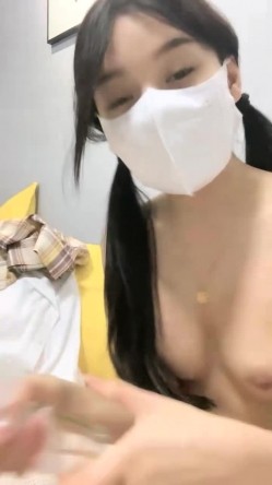 顶级尤物美少女！双马尾JK装！活力十足超甜美，肥唇小穴瓶子自慰，洞口磨蹭一下插入，堪称极品 截图5