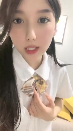 顶级尤物美少女！双马尾JK装！活力十足超甜美，肥唇小穴瓶子自慰，洞口磨蹭一下插入，堪称极品 截图7