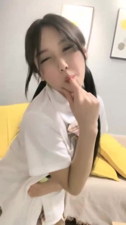 顶级尤物美少女！双马尾JK装！活力十足超甜美，肥唇小穴瓶子自慰，洞口磨蹭一下插入，堪称极品 截图8