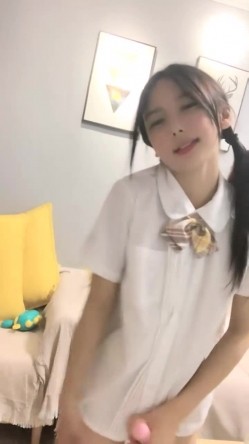 顶级尤物美少女！双马尾JK装！活力十足超甜美，肥唇小穴瓶子自慰，洞口磨蹭一下插入，堪称极品 截图9