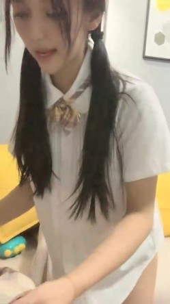 顶级尤物美少女！双马尾JK装！活力十足超甜美，肥唇小穴瓶子自慰，洞口磨蹭一下插入，堪称极品 截图12