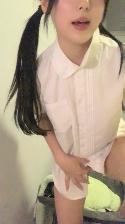 顶级尤物美少女！双马尾JK装！活力十足超甜美，肥唇小穴瓶子自慰，洞口磨蹭一下插入，堪称极品 截图13
