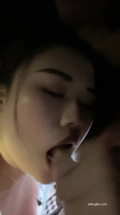 新人~宝马小两口 ️【00后刺激】野外闯红灯~舌吻车震 ️无套啪啪 截图12
