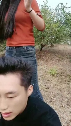 【金牌小可】小哥户外小树林激情啪啪，树上后入骑乘大力猛操非常诱人 截图1