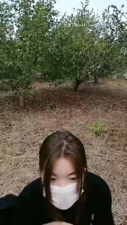 【金牌小可】小哥户外小树林激情啪啪，树上后入骑乘大力猛操非常诱人 截图2