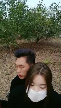 【金牌小可】小哥户外小树林激情啪啪，树上后入骑乘大力猛操非常诱人 截图3