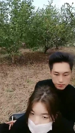 【金牌小可】小哥户外小树林激情啪啪，树上后入骑乘大力猛操非常诱人 截图4