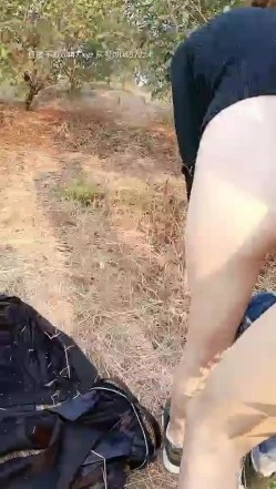 【金牌小可】小哥户外小树林激情啪啪，树上后入骑乘大力猛操非常诱人 截图13