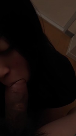 【云盘泄密】，白富美被男友拍下艳照，小提琴手，气质反差婊，床上淫娃口交毒龙都熟悉 截图3