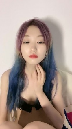 纯欲系天花板！高颜值极品美少女！新染的蓝发，苗条贫乳奶子揉捏，掰开紧致粉穴，近距离特写 截图1