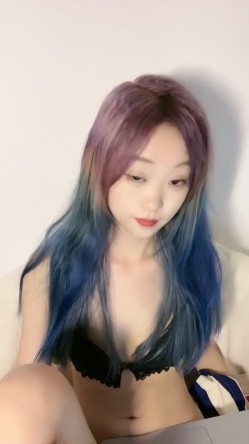 纯欲系天花板！高颜值极品美少女！新染的蓝发，苗条贫乳奶子揉捏，掰开紧致粉穴，近距离特写 截图2