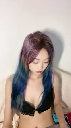 纯欲系天花板！高颜值极品美少女！新染的蓝发，苗条贫乳奶子揉捏，掰开紧致粉穴，近距离特写 截图3