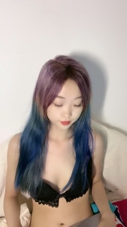 纯欲系天花板！高颜值极品美少女！新染的蓝发，苗条贫乳奶子揉捏，掰开紧致粉穴，近距离特写 截图4