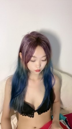 纯欲系天花板！高颜值极品美少女！新染的蓝发，苗条贫乳奶子揉捏，掰开紧致粉穴，近距离特写 截图5