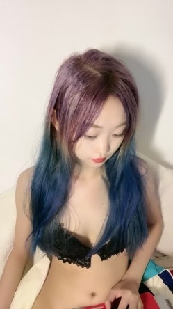 纯欲系天花板！高颜值极品美少女！新染的蓝发，苗条贫乳奶子揉捏，掰开紧致粉穴，近距离特写 截图6