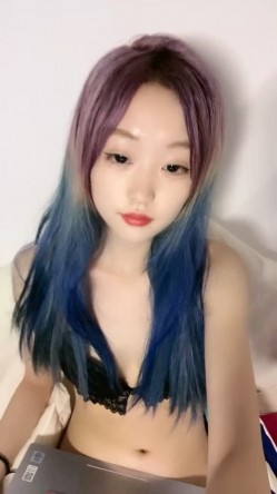 纯欲系天花板！高颜值极品美少女！新染的蓝发，苗条贫乳奶子揉捏，掰开紧致粉穴，近距离特写 截图7