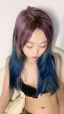 纯欲系天花板！高颜值极品美少女！新染的蓝发，苗条贫乳奶子揉捏，掰开紧致粉穴，近距离特写 截图9