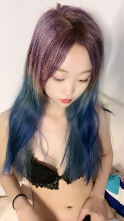 纯欲系天花板！高颜值极品美少女！新染的蓝发，苗条贫乳奶子揉捏，掰开紧致粉穴，近距离特写 截图10