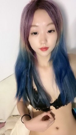 纯欲系天花板！高颜值极品美少女！新染的蓝发，苗条贫乳奶子揉捏，掰开紧致粉穴，近距离特写 截图11