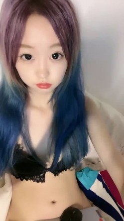 纯欲系天花板！高颜值极品美少女！新染的蓝发，苗条贫乳奶子揉捏，掰开紧致粉穴，近距离特写 截图12