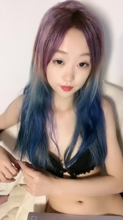 纯欲系天花板！高颜值极品美少女！新染的蓝发，苗条贫乳奶子揉捏，掰开紧致粉穴，近距离特写 截图13