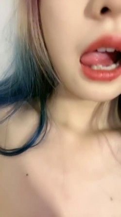 纯欲系天花板！高颜值极品美少女！新染的蓝发，苗条贫乳奶子揉捏，掰开紧致粉穴，近距离特写 截图15
