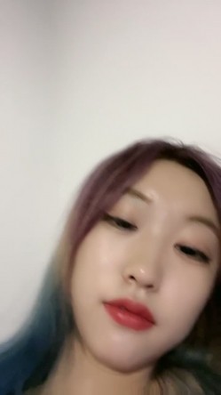 纯欲系天花板！高颜值极品美少女！新染的蓝发，苗条贫乳奶子揉捏，掰开紧致粉穴，近距离特写 截图16