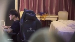 最新猫眼偷拍大集合，从猫眼和门缝里偷窥情侣做爱，不乏高颜值情侣，喝酒再干炮 截图2