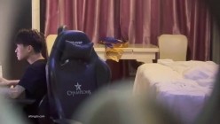 最新猫眼偷拍大集合，从猫眼和门缝里偷窥情侣做爱，不乏高颜值情侣，喝酒再干炮 截图3