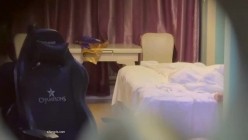 最新猫眼偷拍大集合，从猫眼和门缝里偷窥情侣做爱，不乏高颜值情侣，喝酒再干炮 截图5