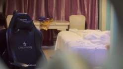 最新猫眼偷拍大集合，从猫眼和门缝里偷窥情侣做爱，不乏高颜值情侣，喝酒再干炮 截图6