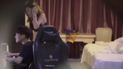 最新猫眼偷拍大集合，从猫眼和门缝里偷窥情侣做爱，不乏高颜值情侣，喝酒再干炮 截图11