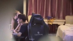 最新猫眼偷拍大集合，从猫眼和门缝里偷窥情侣做爱，不乏高颜值情侣，喝酒再干炮 截图12
