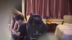 最新猫眼偷拍大集合，从猫眼和门缝里偷窥情侣做爱，不乏高颜值情侣，喝酒再干炮 截图13