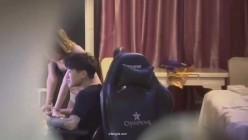 最新猫眼偷拍大集合，从猫眼和门缝里偷窥情侣做爱，不乏高颜值情侣，喝酒再干炮 截图14
