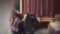 最新猫眼偷拍大集合，从猫眼和门缝里偷窥情侣做爱，不乏高颜值情侣，喝酒再干炮 截图16